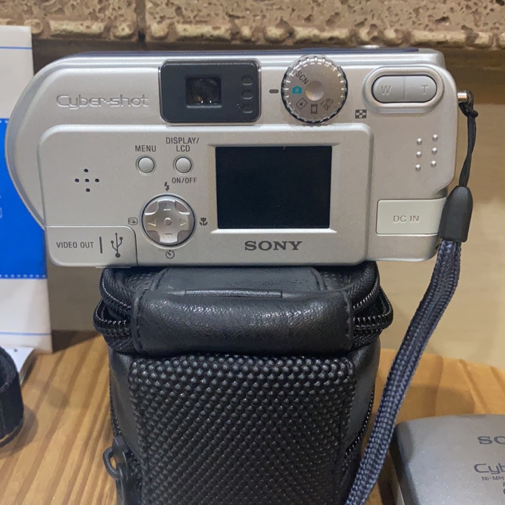 Used——Sony Cyber-Shot Camera - Picture 2 of 3